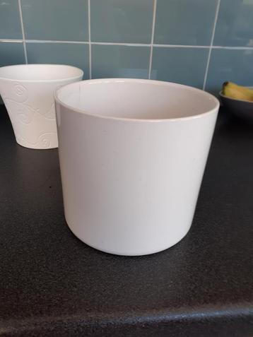 Blinkend witte cache pot 14 cm hoog en 15,5 cm doorsnede beschikbaar voor biedingen