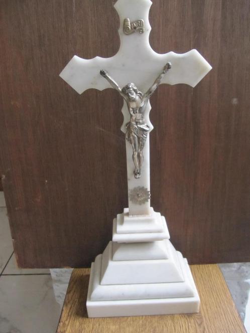 Kruisbeeld van Carrara-marmer, Antiek en Kunst, Antiek | Religieuze voorwerpen, Ophalen of Verzenden