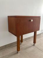 Uniek retro kastje op 3 pootjes, Huis en Inrichting, Slaapkamer | Nachtkastjes, Ophalen, Zo goed als nieuw, Hout