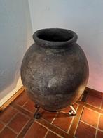 Portugees terracotta olijfolievat met smeedijzeren staander, Tuin en Terras, Ophalen, Gebruikt, Binnen, Overige vormen