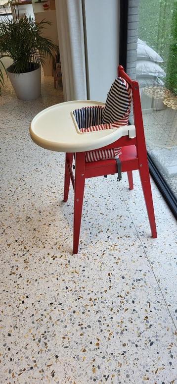 Chaise de salle à manger rouge pour enfant Ikea disponible aux enchères