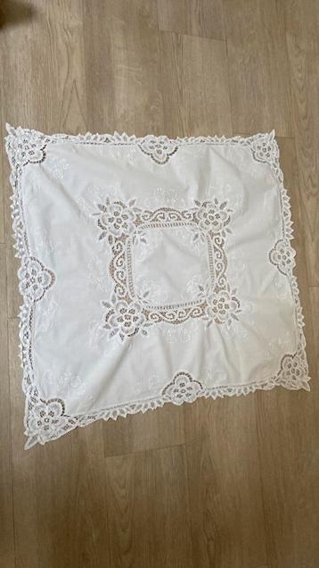Mooi tafelkleedje in brugse kant beschikbaar voor biedingen