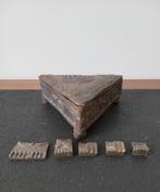 Boite africaine en bronze avec 5 poids d'Or., Envoi