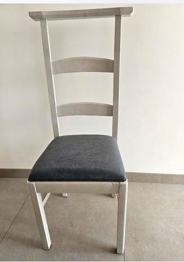 6 kerkstoelen wit geschilderd beschikbaar voor biedingen