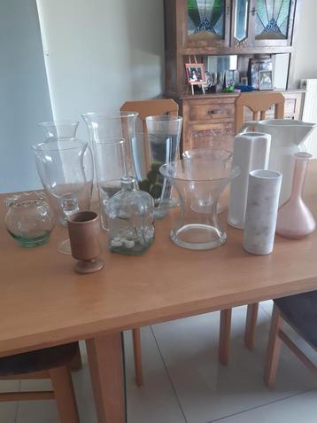 Vazen in glas en aardewerk. 15 stuks