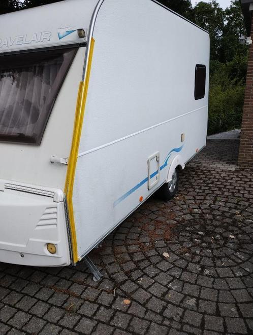 Gebruikte caravan te koop, Caravans en Kamperen, Caravans, Particulier, 750 - 1000 kg, Standaardzit, Caravelair, 2 aparte bedden
