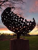 IJzeren tuinbeeld op hardhouten sokkel, Tuin en Terras, Ophalen of Verzenden, Nieuw, Metaal, Abstract beeld