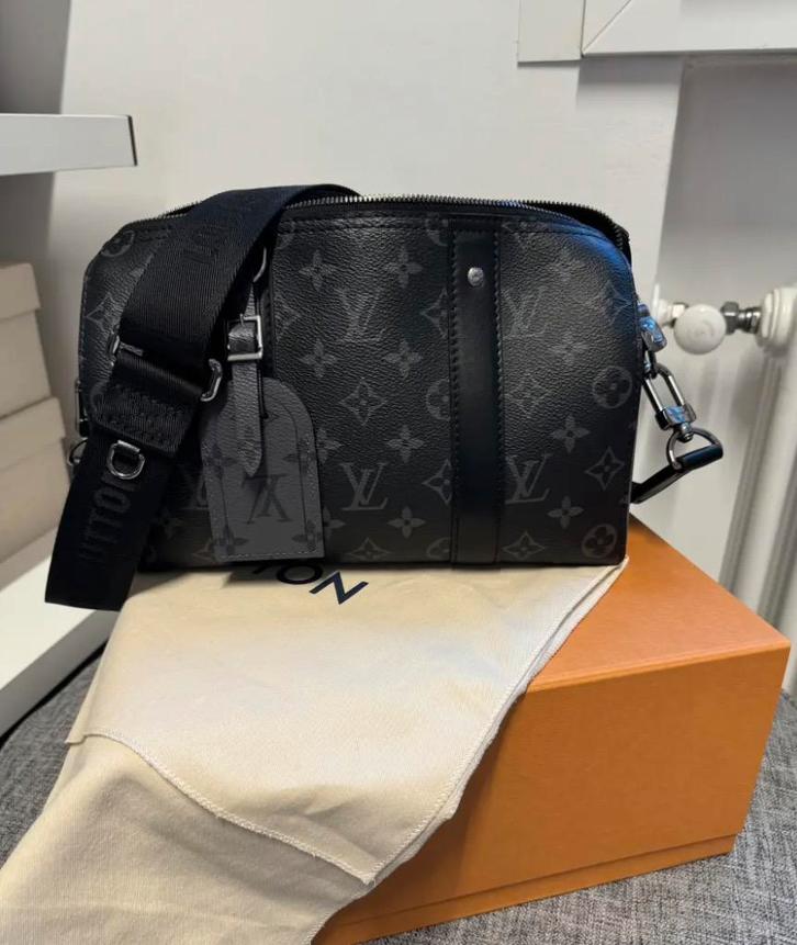 Louis vuitton schoudertas orgineel gekocht in parijs, Handtassen en Accessoires, Tassen | Schoudertassen, Zo goed als nieuw, Ophalen of Verzenden