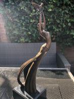 brons art vrouw die vogel duif los laat, Antiquités & Art, Art | Sculptures & Bois, Enlèvement ou Envoi