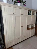 Armoire classique en bois – modérément lourde, Enlèvement, Utilisé