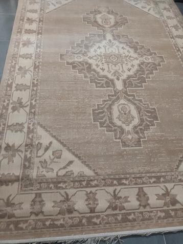 Groot tapijt  beschikbaar voor biedingen