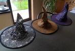 Lot de 3 chapeaux de sorcière HALLOWEEN motifs araignées, Ophalen, Zo goed als nieuw