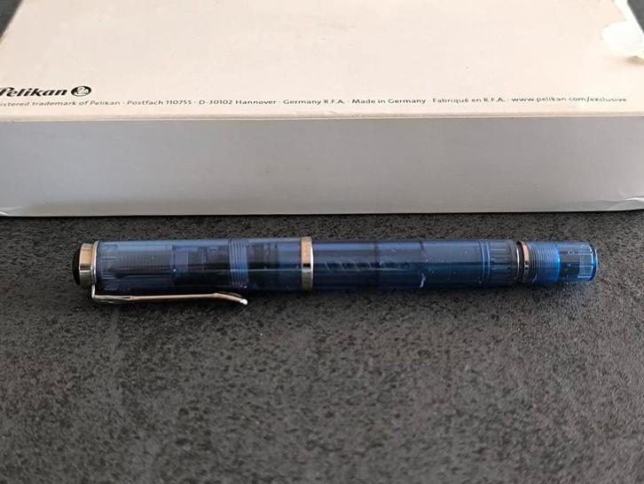 Pelikan M205 Bleu Transparent Special Edition 2016, Collections, Stylos, Utilisé, Avec boîte, Enlèvement ou Envoi