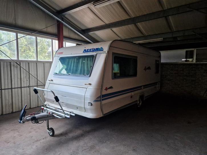 Très belle caravane Adria Unica 462, Caravanes & Camping, Caravanes, Particulier, Adria, Lit fixe, Douche, Porte-vélos, Auvent