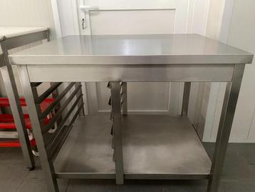 roestvrijstalen tafel beschikbaar voor biedingen
