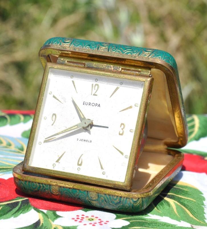 reveil de voyage europa boitier vert et doré, Antiquités & Art, Antiquités | Horloges, Enlèvement ou Envoi