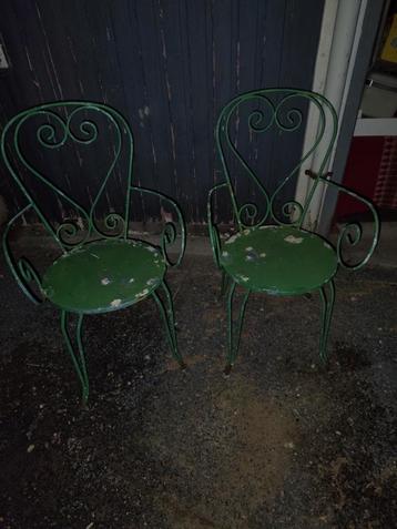 2 ijzeren tuinstoelen beschikbaar voor biedingen