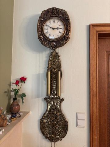 WANDKLOK MET SLINGER/GEWICHTEN beschikbaar voor biedingen