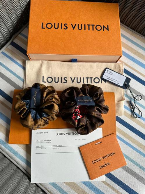 Louis Vuitton Schrunchy Set, Bijoux, Sacs & Beauté, Beauté | Soins des cheveux, Neuf, Envoi