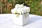 cache pot blanc carré avec fleur en soie, Jardin & Terrasse, Comme neuf, Enlèvement ou Envoi, Carré, Intérieur