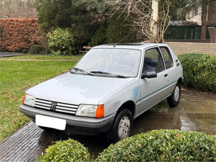 Peugeot 205 junior plus - open dak / weinig km!, Auto's, Oldtimers, Particulier, Open dak, Panoramadak, Radio, Peugeot, Benzine