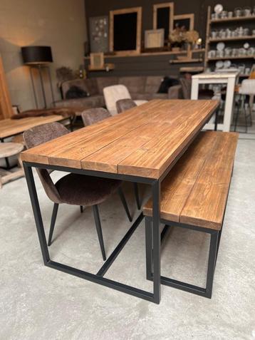 Eettafel  beschikbaar voor biedingen