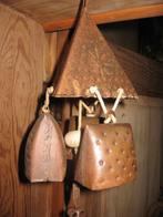 Anciennes cloches en cuivre reliées par des cordons en l'abs, Antiquités & Art, Enlèvement ou Envoi, Cuivre