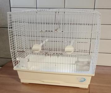 Perfect onderhouden en zeer propere vogelkooi beschikbaar voor biedingen