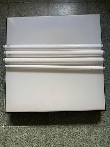Opbouw armatuur met 4 TL-lampen beschikbaar voor biedingen