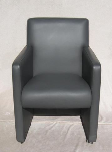 Vier (4) lederen stoelen op wieltjes in muisgrijs/bruinig beschikbaar voor biedingen