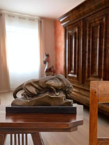 Prachtig Bronzen Beeld van een Poema bij het waterbad beschikbaar voor biedingen