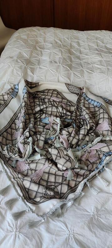 Mucho gusto grote zijden sjaal, Kleding | Dames, Verzenden, Zo goed als nieuw, Sjaal