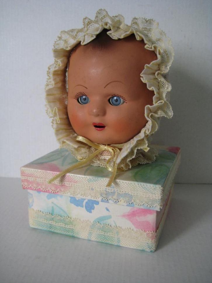 OUD POPPENHOOFDJE OP DOOS, Verzamelen, Poppen, Ophalen of Verzenden
