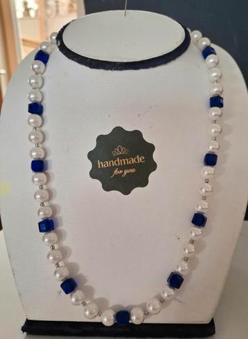 Handgemaakte ketting met parels en blauwe kristallen cubus.  beschikbaar voor biedingen