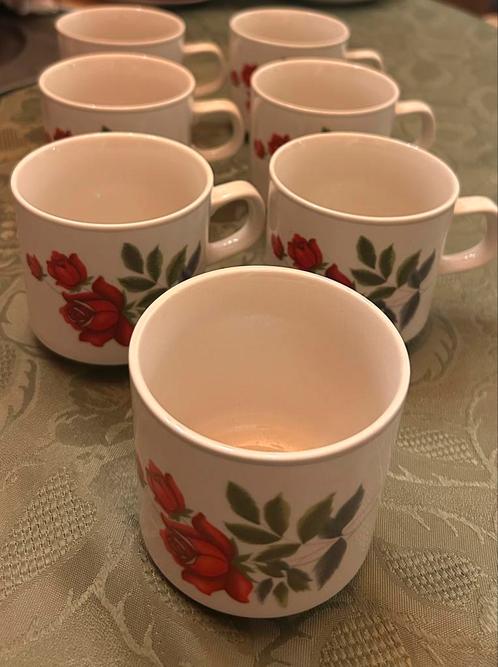 7 lage koppen/tassen bloemmotief vintage, Huis en Inrichting, Keuken | Servies, Gebruikt, Ophalen of Verzenden