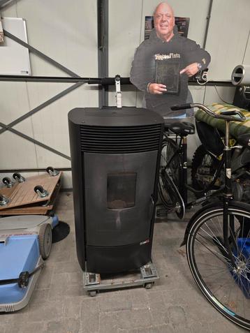 Mondena D12 pelletkachel 12kw € 800 euro  palletkachel, Huis en Inrichting, Haarden, Ophalen, Gebruikt, Vrijstaande haard, Houthaard