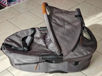 Mutsy Evo carrycot met adapters  beschikbaar voor biedingen