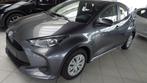 Toyota Yaris DYNAMIC HYBRIDE + GPS (bj 2023, automaat), Auto's, Toyota, Automaat, Stof, Gebruikt, Overige kleuren