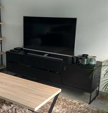 Tv meubel van WOOOD in het zwart, Ophalen, 150 tot 200 cm, Eikenhout, Zo goed als nieuw