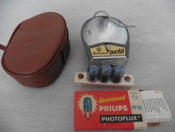 Oude flitser voor bevestiging aan een oude analoge camera,  beschikbaar voor biedingen
