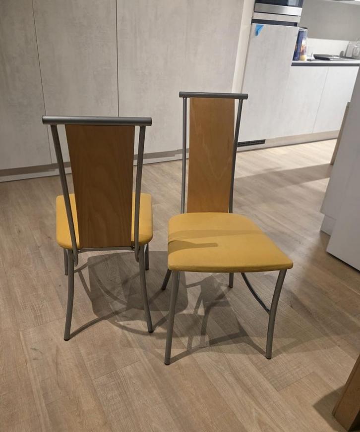 Table en bois massif- 4 chaises assorties, Maison & Meubles, Tables | Tables à manger, Utilisé, 100 à 150 cm, 100 à 150 cm, Cinq personnes ou plus