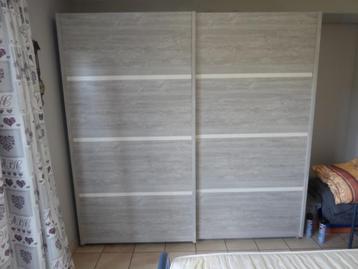 Mooie kledingkast met 2 schuifdeuren  beschikbaar voor biedingen