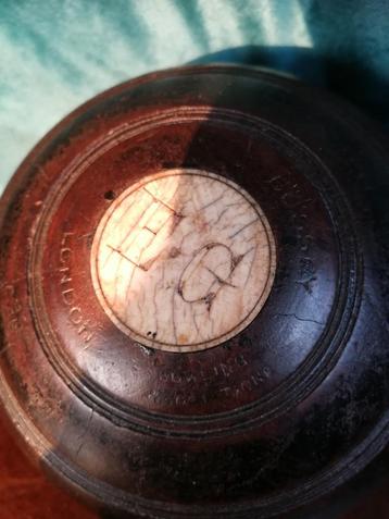 2 antieke lawn balls, getekend London Bowling beschikbaar voor biedingen