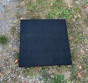 Rubberen tegels ca 50x50x10 speeltoestel dak ed ruim 10m2 beschikbaar voor biedingen