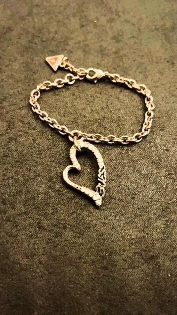 Guess Armband – Elegant en Goudkleurig met Hartbedel. beschikbaar voor biedingen