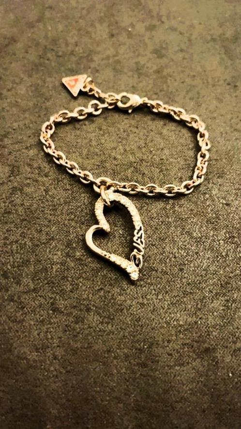 Guess Armband – Elegant en Goudkleurig met Hartbedel., Handtassen en Accessoires, Armbanden, Ophalen of Verzenden