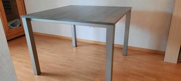 Zeer mooie vierkante bar-/keukentafel 120x120x90 beschikbaar voor biedingen