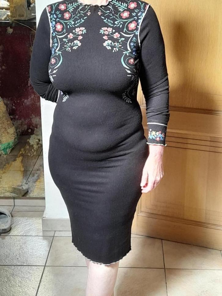 Robe « Desigual » noire à fleurs confectionnée à la taille M, Vêtements | Femmes, Robes, Porté, Taille 38/40 (M), Noir, Sous le genou
