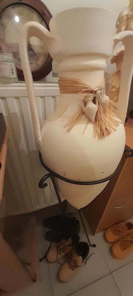 Paar grote decoratieve Amphora vazen op smeedijzeren standaa, Antiek en Kunst, Antiek | Woonaccessoires