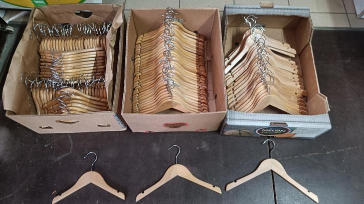 vele kinderkleding kleerhangers vanaf 0.20 euro, Kleding | Dames, Kledinghangers, Gebruikt, Kinderen, Ophalen